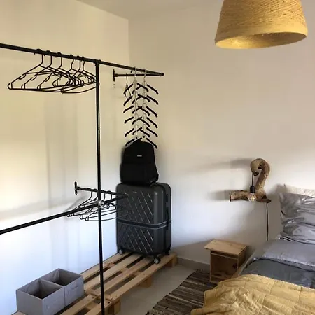 Midcentury Modern 1 Bedroom In * 地拉那